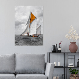 Plakat samoprzylepny Żaglówka na morzu w pochmurny dzień