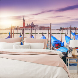 Fototapeta winylowa zmywalna Wenecja o wschodzie słońca - błękitne gondole