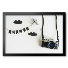 Obraz w ramie Retro aparat z samolotem - zabawką na białym tle
