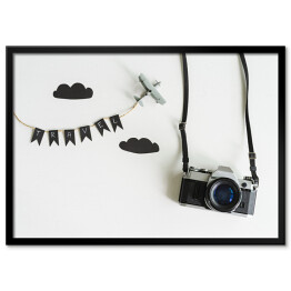 Plakat w ramie Retro aparat z samolotem - zabawką na białym tle