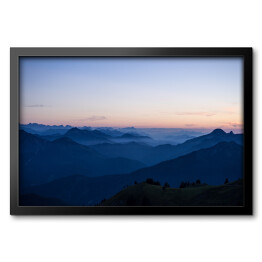 Obraz w ramie Góry w ciemnych odcieniach koloru niebieskiego