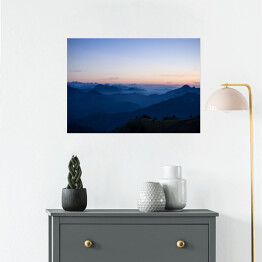 Plakat Góry w ciemnych odcieniach koloru niebieskiego