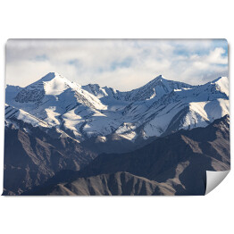 Fototapeta Cieniowanie pasmo górskie z pochmurnym niebem w Leh Ladakh