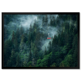 Plakat w ramie Kolejka górska w chmurach nad zamglonym lasem