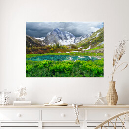 Plakat Jezioro w górach Arkhyz - piękny krajobraz z ośnieżonymi górami, jeziorem i pochmurnym niebem