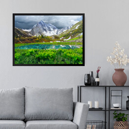 Obraz w ramie Jezioro w górach Arkhyz - piękny krajobraz z ośnieżonymi górami, jeziorem i pochmurnym niebem