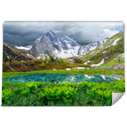Fototapeta Jezioro w górach Arkhyz - piękny krajobraz z ośnieżonymi górami, jeziorem i pochmurnym niebem