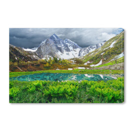 Obraz na płótnie Jezioro w górach Arkhyz - piękny krajobraz z ośnieżonymi górami, jeziorem i pochmurnym niebem