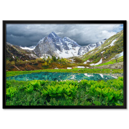Plakat w ramie Jezioro w górach Arkhyz - piękny krajobraz z ośnieżonymi górami, jeziorem i pochmurnym niebem
