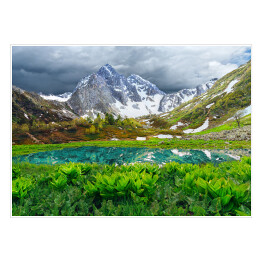 Plakat samoprzylepny Jezioro w górach Arkhyz - piękny krajobraz z ośnieżonymi górami, jeziorem i pochmurnym niebem