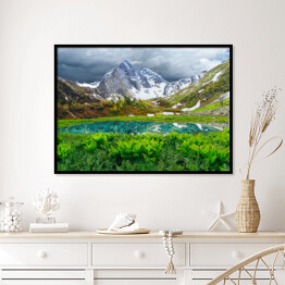Plakat w ramie Jezioro w górach Arkhyz - piękny krajobraz z ośnieżonymi górami, jeziorem i pochmurnym niebem