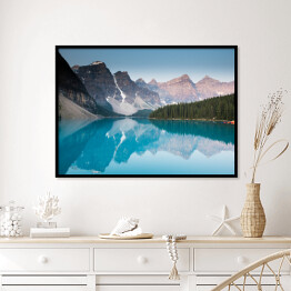 Plakat w ramie Odbicie lustrzane gór w Jeziorze Moraine, Kanada