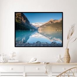 Plakat w ramie Bezchmurne niebo nad Jeziorem Louise, Banff - widok z drewnianego pomostu