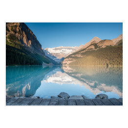 Plakat Bezchmurne niebo nad Jeziorem Louise, Banff - widok z drewnianego pomostu