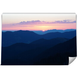 Fototapeta samoprzylepna Różowy wschód słońca w górach