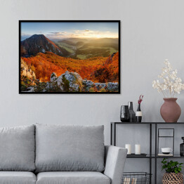 Plakat w ramie Górski krajobraz jesienny z kolorowym lasem