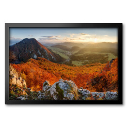 Obraz w ramie Górski krajobraz jesienny z kolorowym lasem