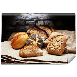 Fototapeta Różne rodzaje chleba na drewnianym stole