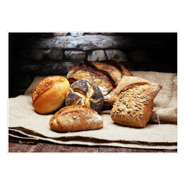 Plakat Różne rodzaje chleba na drewnianym stole