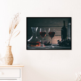 Plakat w ramie Wino w kieliszkach, karafki i butelki na drewnianym tle