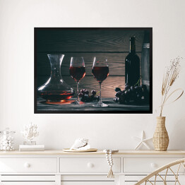 Obraz w ramie Wino w kieliszkach, karafki i butelki na drewnianym tle