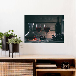 Plakat samoprzylepny Wino w kieliszkach, karafki i butelki na drewnianym tle