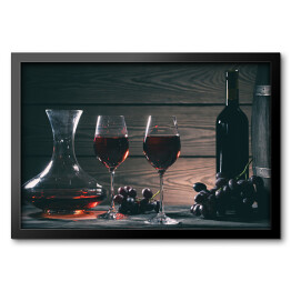 Obraz w ramie Wino w kieliszkach, karafki i butelki na drewnianym tle