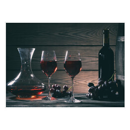 Plakat Wino w kieliszkach, karafki i butelki na drewnianym tle
