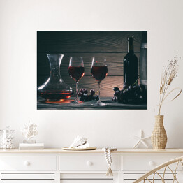 Plakat Wino w kieliszkach, karafki i butelki na drewnianym tle