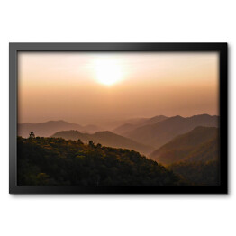 Obraz w ramie Panoramiczna sceneria z górą Doi Chang o zmierzchu