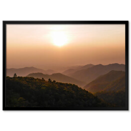 Plakat w ramie Panoramiczna sceneria z górą Doi Chang o zmierzchu