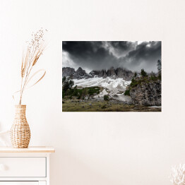 Plakat samoprzylepny Las i ośnieżone góry, Dolomity w pochmurny dzień