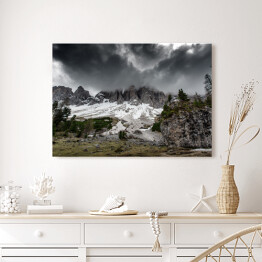 Obraz na płótnie Las i ośnieżone góry, Dolomity w pochmurny dzień