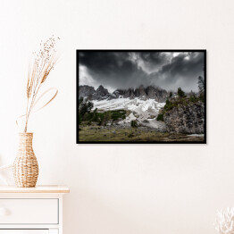 Plakat w ramie Las i ośnieżone góry, Dolomity w pochmurny dzień
