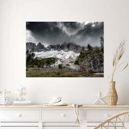 Plakat Las i ośnieżone góry, Dolomity w pochmurny dzień