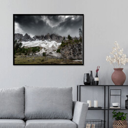 Plakat w ramie Las i ośnieżone góry, Dolomity w pochmurny dzień