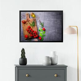 Obraz w ramie Oliwa z oliwek i przyprawy na rustykalnej drewnianej desce do krojenia