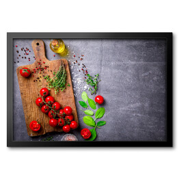 Obraz w ramie Oliwa z oliwek i przyprawy na rustykalnej drewnianej desce do krojenia