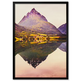Plakat w ramie Odbicie góry w norweskim jeziorze jesienią