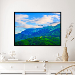 Plakat w ramie Białe chmury nad górami porośniętymi roślinnością, Włochy