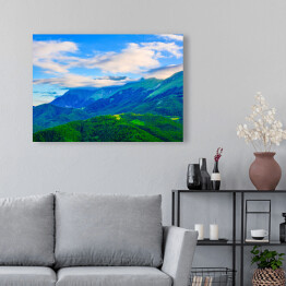 Obraz na płótnie Białe chmury nad górami porośniętymi roślinnością, Włochy