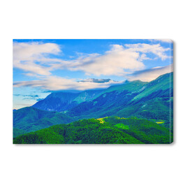 Obraz na płótnie Białe chmury nad górami porośniętymi roślinnością, Włochy