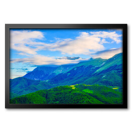 Obraz w ramie Białe chmury nad górami porośniętymi roślinnością, Włochy