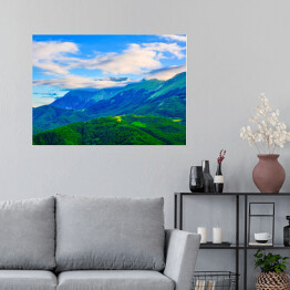 Plakat samoprzylepny Białe chmury nad górami porośniętymi roślinnością, Włochy