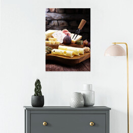 Plakat samoprzylepny Różne sery z figami na talerzu