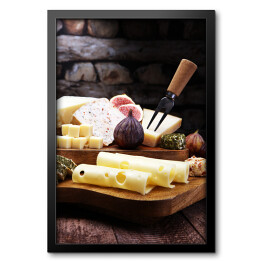 Obraz w ramie Różne sery z figami na talerzu