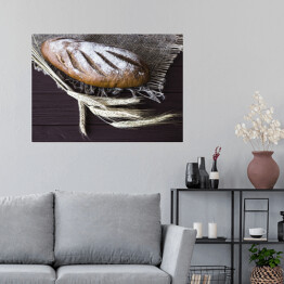Plakat Chleb żytni na drewnianym stole obok żyta