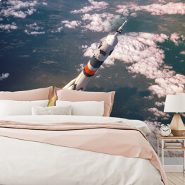 Fototapeta Rakieta lecąca wśród różowych chmur