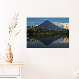 Plakat Wulkan Mayon, Filipiny, z palmami i jeziorem u podnóża
