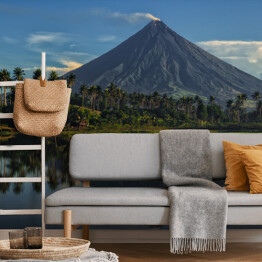 Wulkan Mayon, Filipiny, z palmami i jeziorem u podnóża